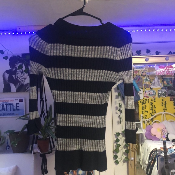 Pink rose tight fitting 3/4 length sleeve black and grey shirt. - Picture 2 of 4